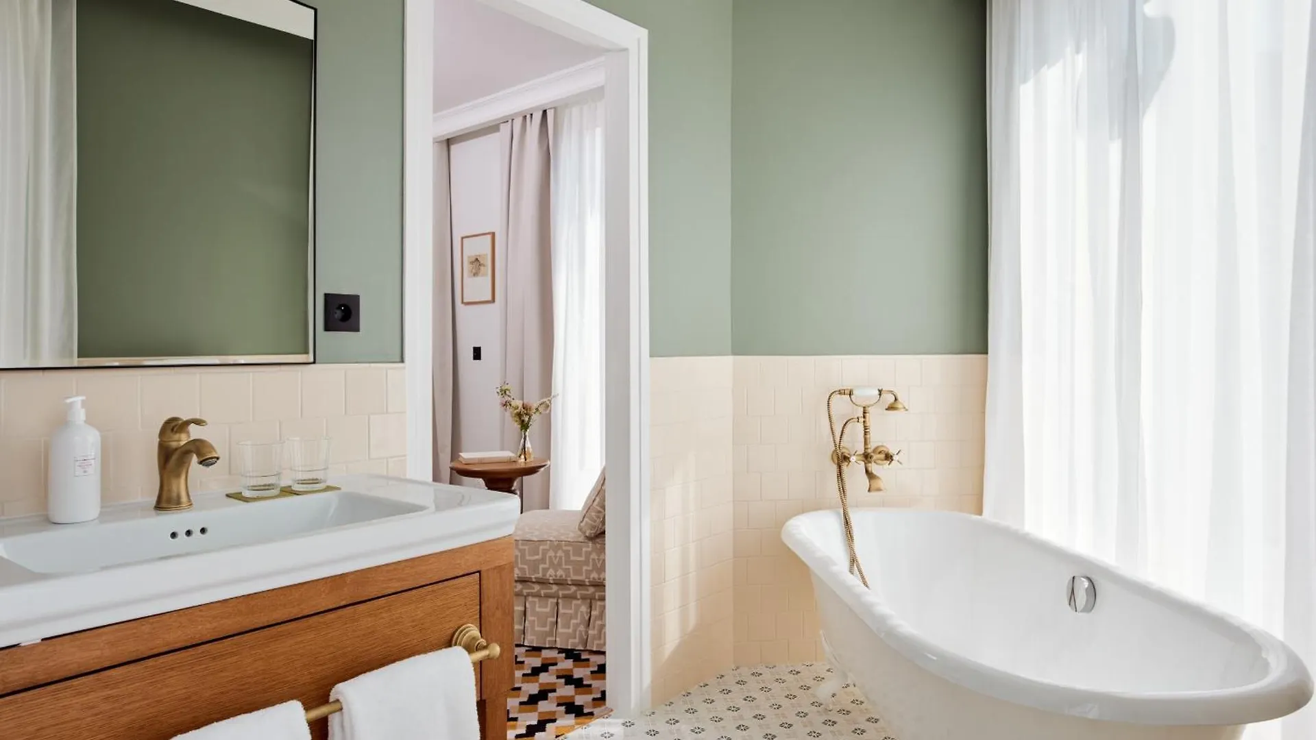 ****  Hotel Noucha Paris France